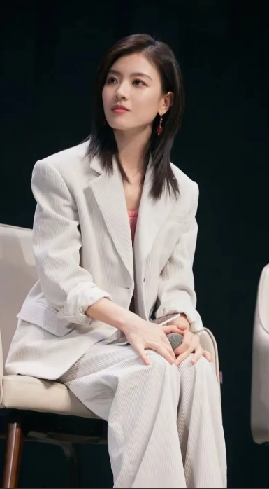 张雅玫，1992年4月3日出生于四川成都，毕业于中央戏剧学院。2011年获环球小