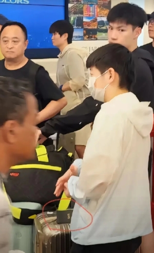 今天被一个体育圈小“八卦”惊到！

之前一直没看到莎莎和黄油、

翔哥同框出发，