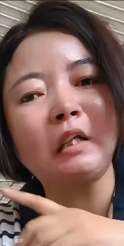 那“躺嫂”，被气成了啥样，脸歪了，嘴也歪了，还满头大汗。她以为骂许敏就能有流量，