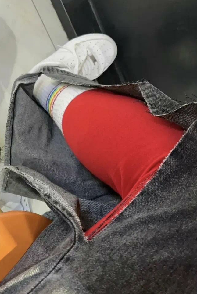 骑电动车把裤子拉破了，穿着红秋裤成了全街最靓的仔