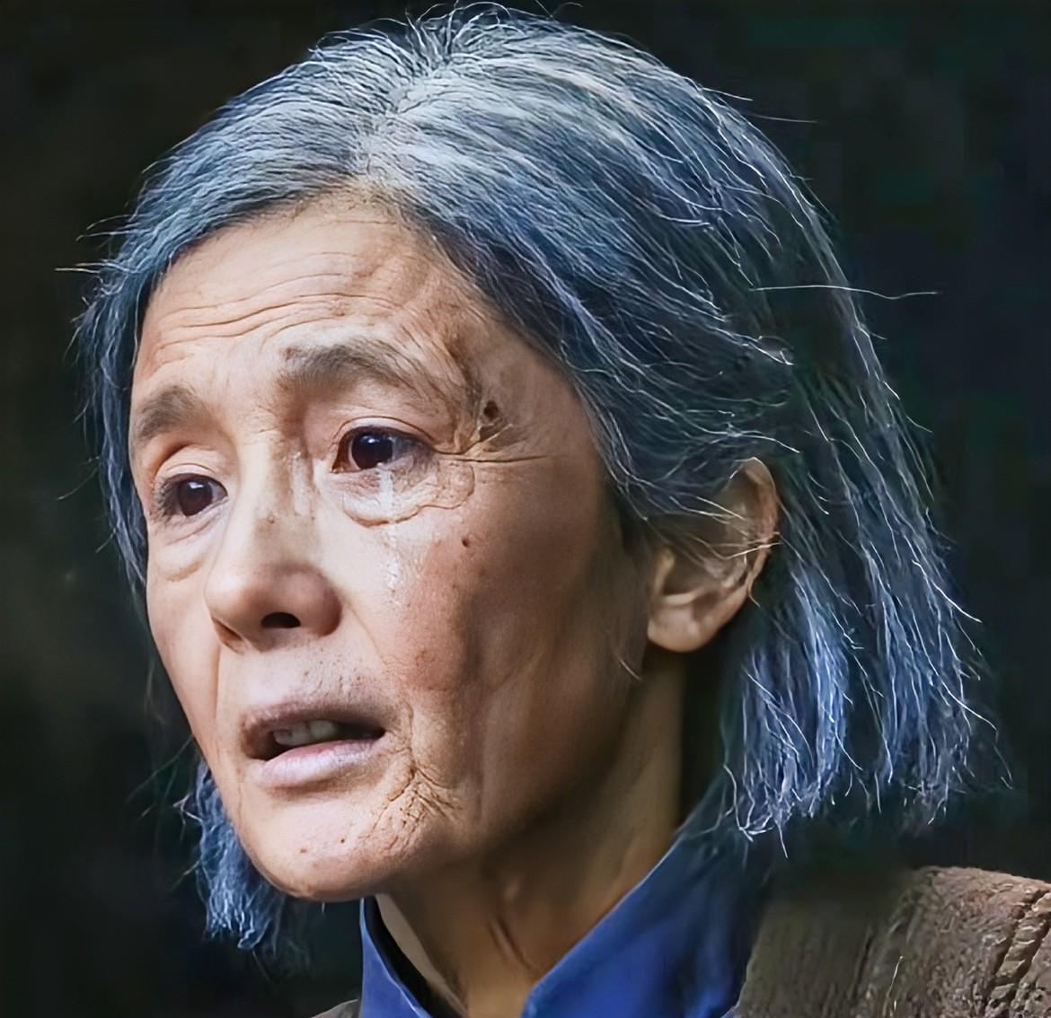 杨幂的那个老年妆
不能细看
因为有个很严重的缺陷
乍一看，杨幂饰演的老年的绣绣，