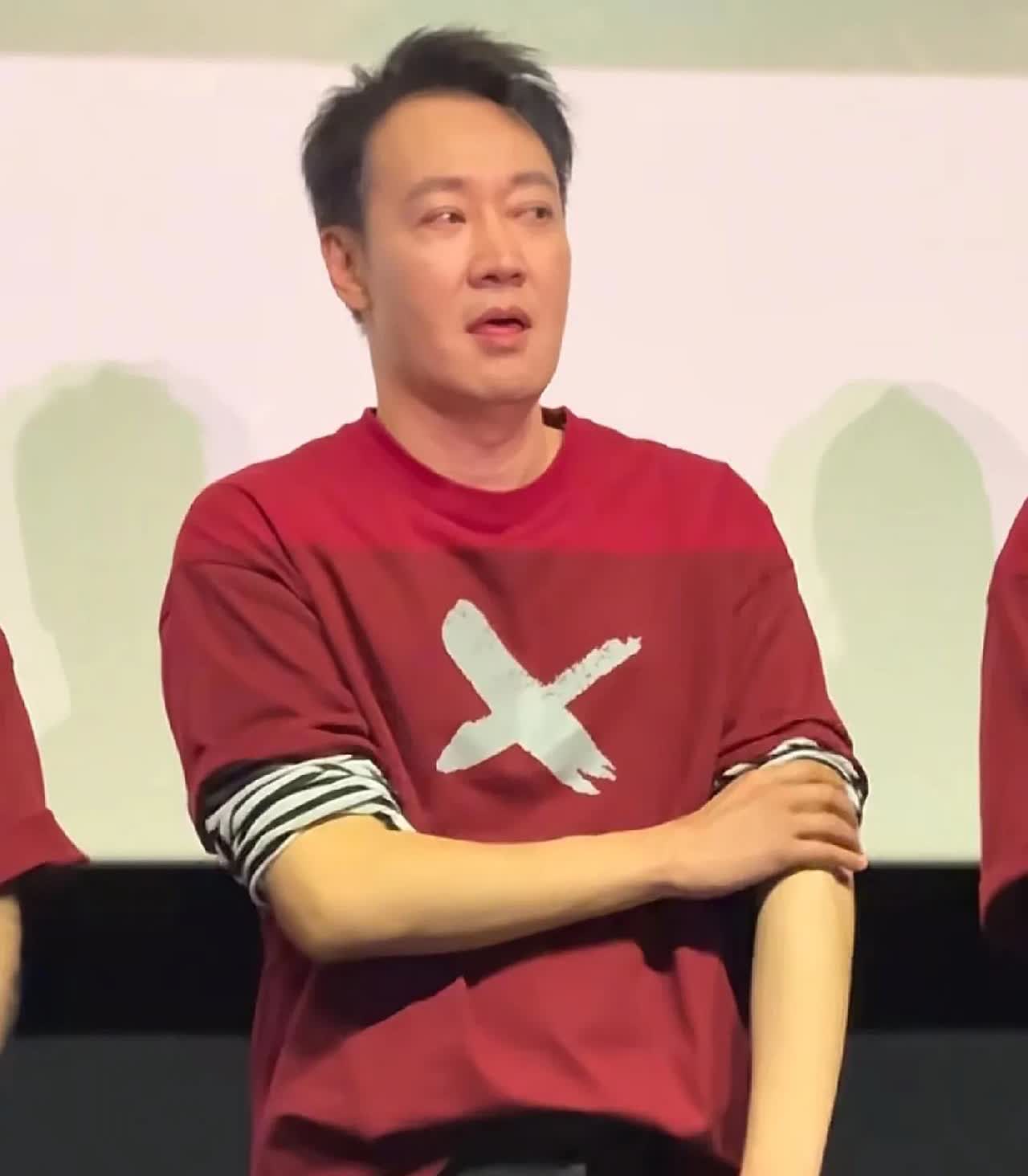 辛柏青老师明明那个时候已经很难过了，感觉心要碎了，好心疼他！
辛柏青克制自己不