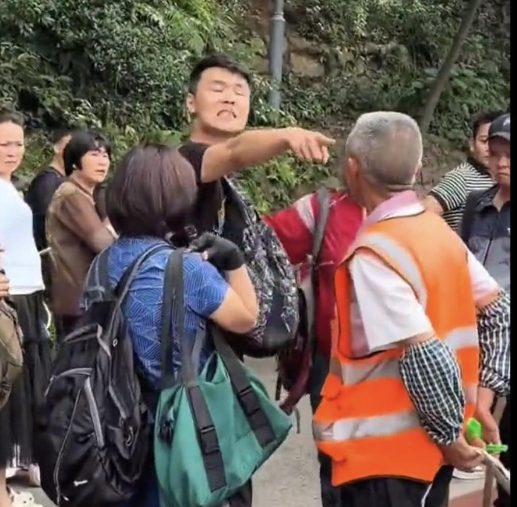 这下好了，全国出名了！
贵州黔灵山景区辱骂恐吓大爷的这名男游客说自己是江苏南京人