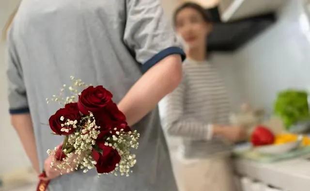 余华说：“如果结了婚，饭自己做，钱自己赚，那结婚的意义是什么呢？”



这段话