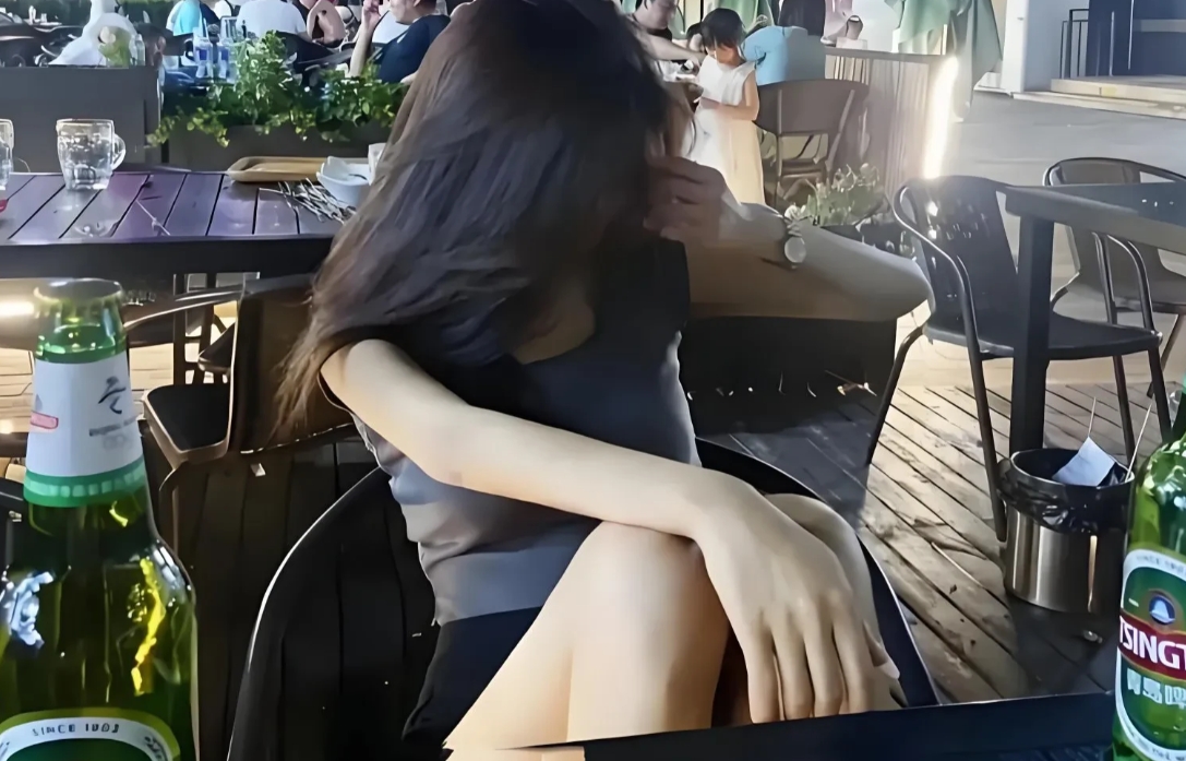 云南昆明，17岁女孩半夜和母亲吵架后，和4个人在楼顶喝酒，女孩喝了5、6瓶啤酒，
