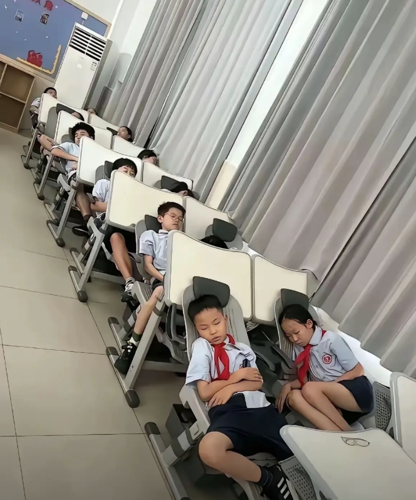 小学这样的课桌椅太棒了！应该全国大力推广！