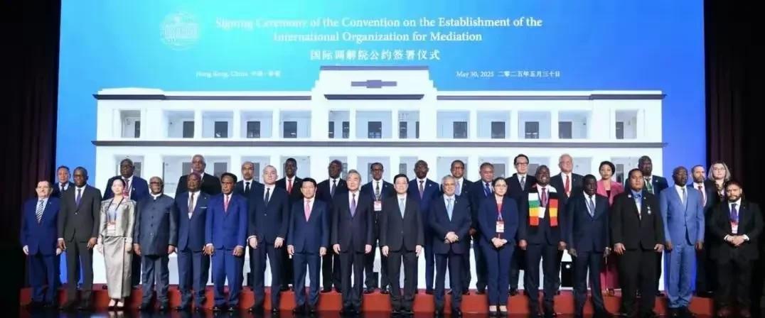 真少見印度这样的国家。
眼見中国一手操办的国际调解院如火如荼的受到全球瞩目和欢迎