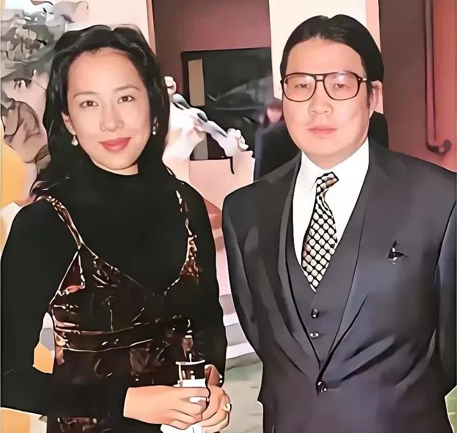 霍震霆先生与妻子朱玲玲的照片，豪门娶名媛，典型的婚姻组合，婚后，朱玲玲为霍震霆生