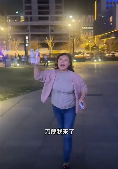 演员孙坚带妈妈追星，观看刀郎的演唱会，并且吐槽刀郎演唱会的门票一票难求[捂脸]