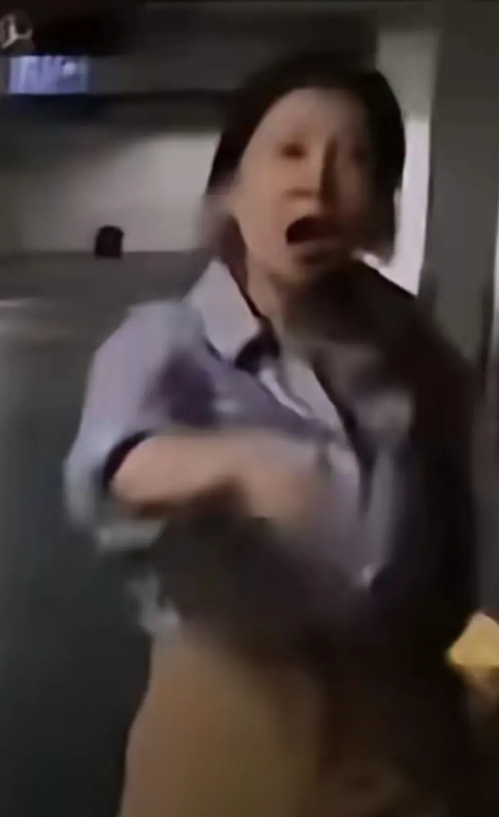 比恶犬还凶的人，她哪来的底气？
丹阳杜宾犬狗主人饲养烈性犬，出门不拴绳已经违法，