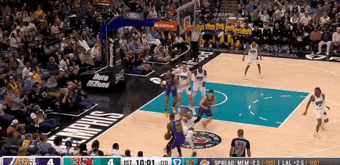 不容易！詹姆斯居然又进三分啦！
在今天NBA常规赛湖人对阵灰熊的第一节比赛中，詹