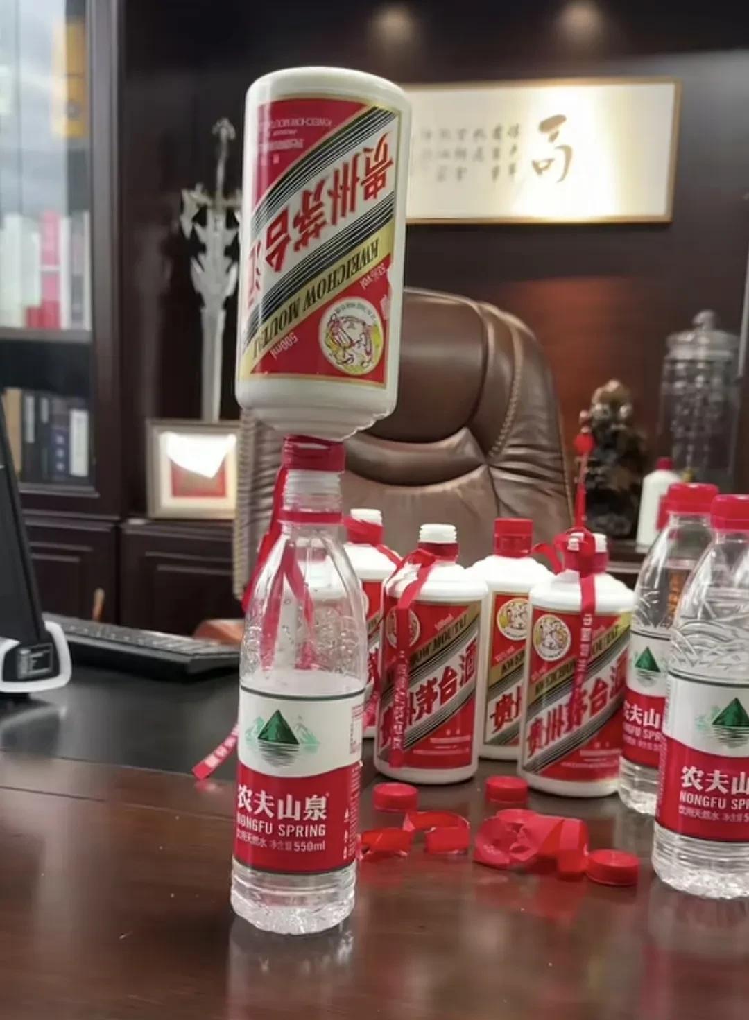 “以茶代酒”敬大家一杯，先干为敬……