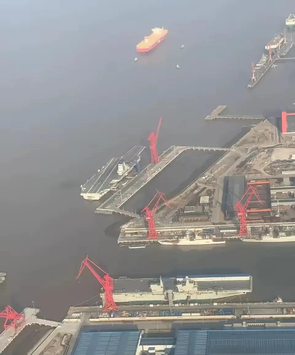 军用造船厂设在长江口的好处:港深水阔，特别适用于航母类大船的舾装和维修。