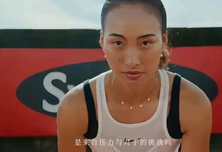 郑钦文最新swisse宣传片流出。视频中，郑钦文在训练场上挥汗如雨，随后画面切换