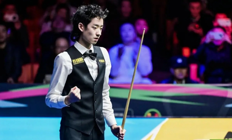 新科状元闯英锦赛！吴宜泽挑战首个“三大赛”。
2025斯诺克英锦赛，吴宜泽vs霍