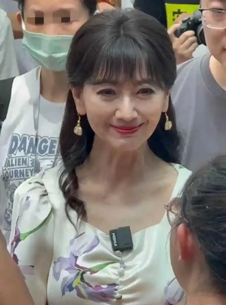 71岁赵雅芝近照，满脸皱纹皮包骨，不老女神也变得苍老了。