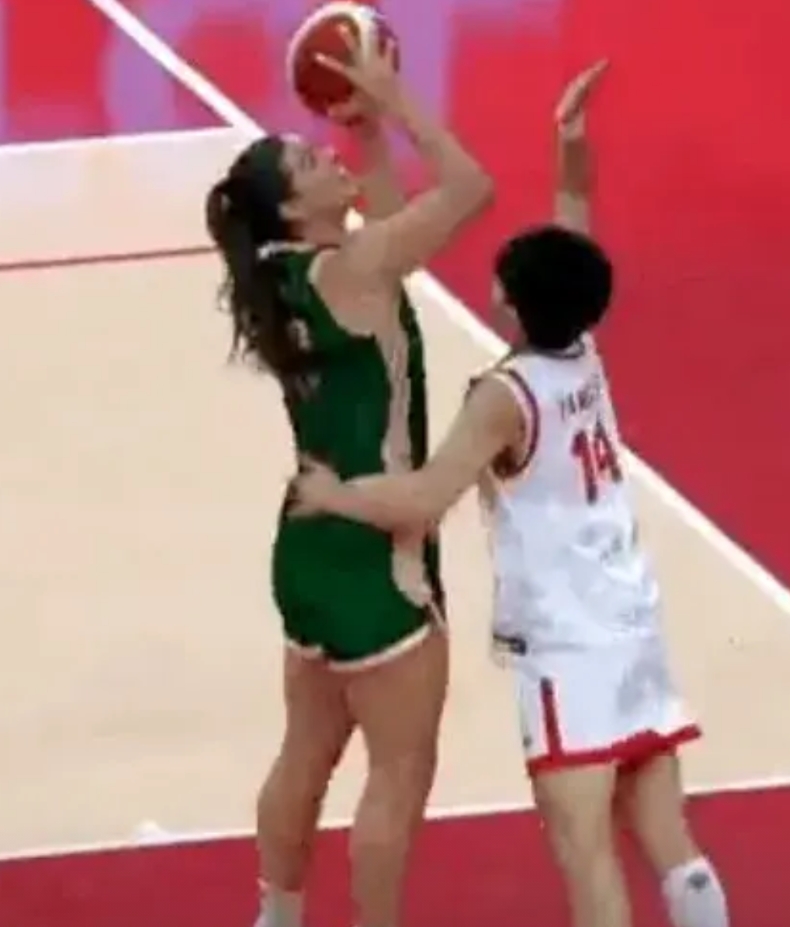 澳大利亚女篮实力猛如虎，比日本女篮明显高出一档，一个个人高马大、膀阔腰圆却又脚步