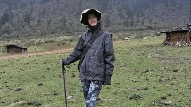 31岁章泽天旅照刷屏：冻龄秘诀曝光？网友追问"真实存在？