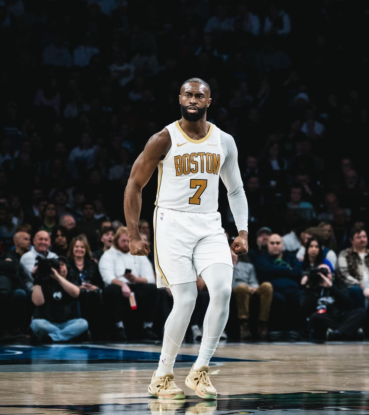 凯尔特人：摆烂是不存在的。
黄绿大战，东契奇和詹姆斯缺阵，凯尔特人第一节就打崩湖