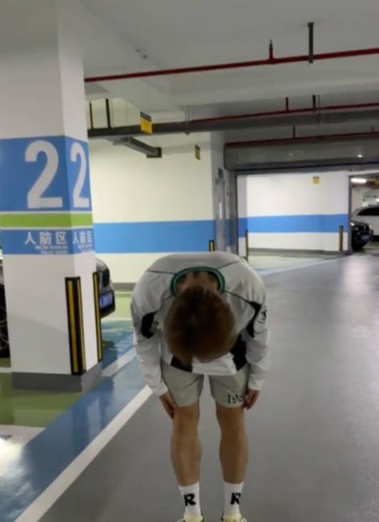 荣昊涂黑了天津泰达队的队徽，然后又道歉
这人是不是有猫饼？？？
因为最近韦世豪被