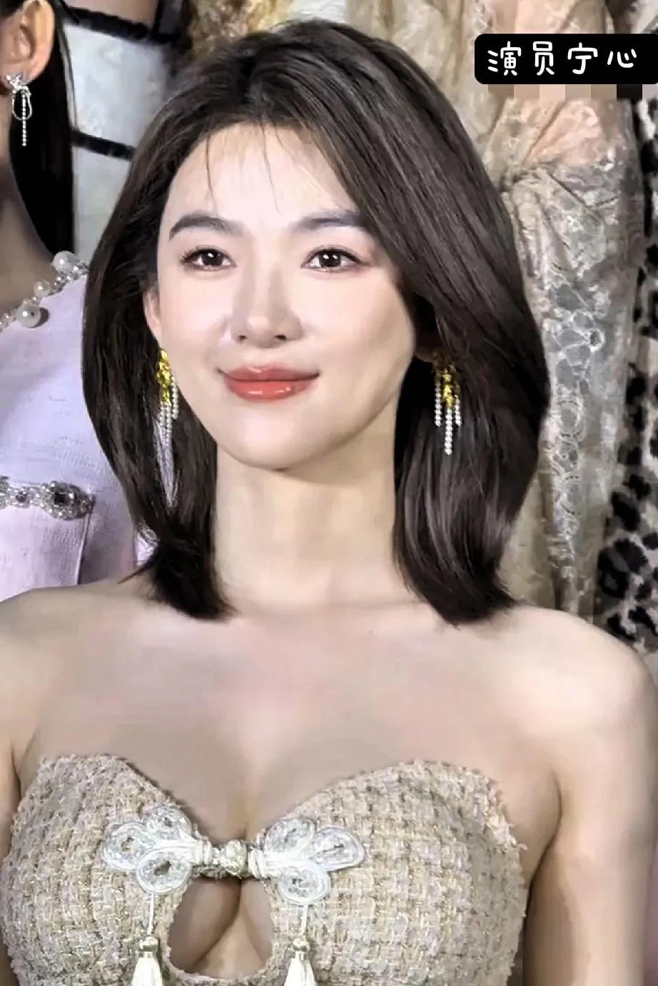 演员宁心越看越上头！短发利落衬得她五官愈发精致，初见惊鸿，再看沉沦。那无可挑剔的