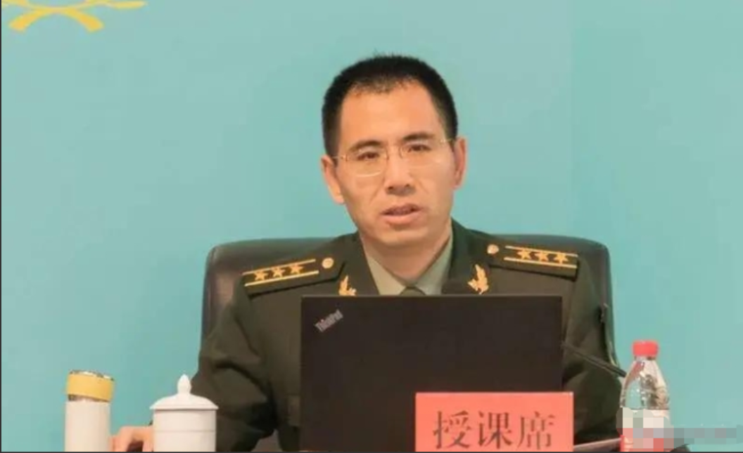 “泪目！”内蒙古一光棍收养两个月大男婴，含辛茹苦把他养大。40年后，男孩当上了武