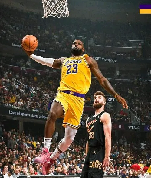 詹姆斯之前所在球队都是绝对的老大，虽然韦德、欧文、浓眉哥有时候确实能够打出超巨表