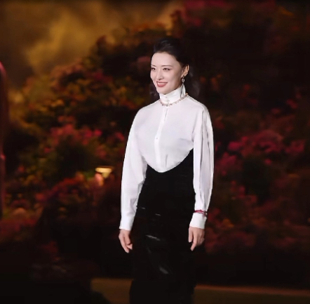 权利金钱就是女人最好保养品在57岁的周涛身上具象化了。周涛是主持界的天花板，才华