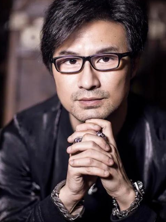 当年，旭日阳刚一首《春天里》带火了汪峰，汪峰一场商演直飚2000万，没想到，汪峰