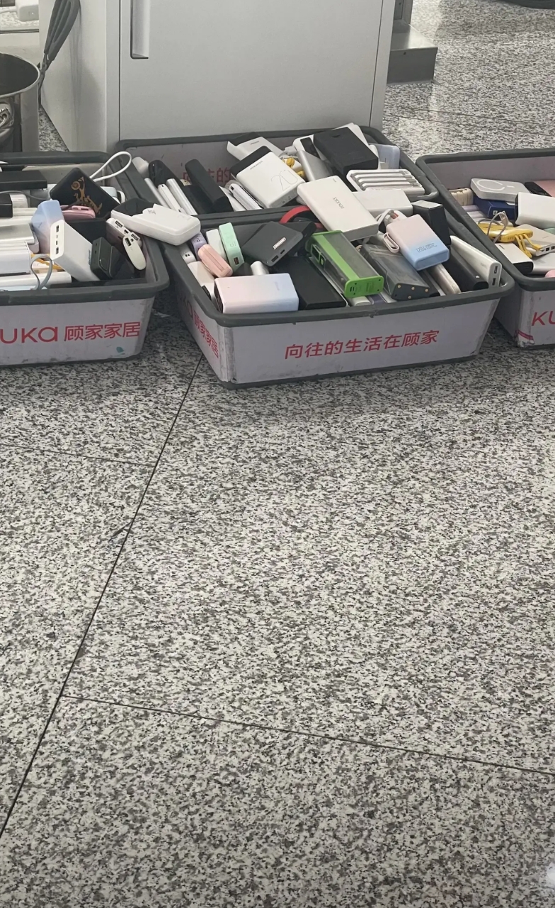 机场检查充电宝
人在乌市天山机场，机场进入安检刷证件的地方就会检查充电宝。没有3