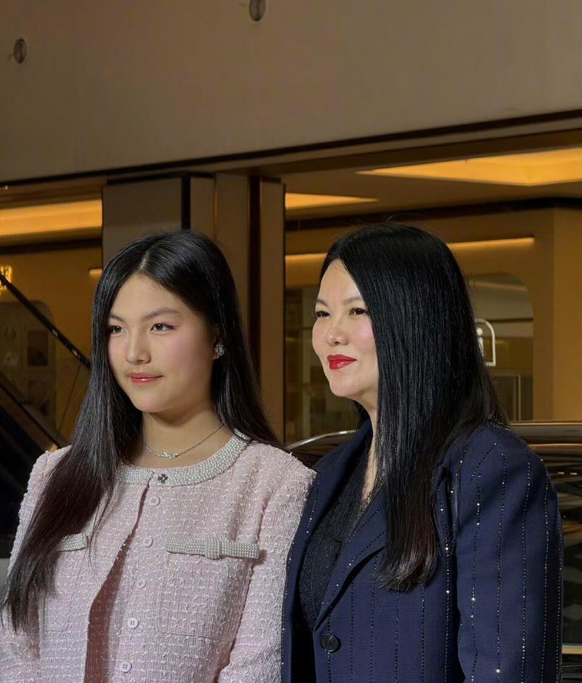 李湘这个爱女狂魔估计后悔了，
后悔自己当初在最美好的年纪，
没有嫁给爱情，而是嫁