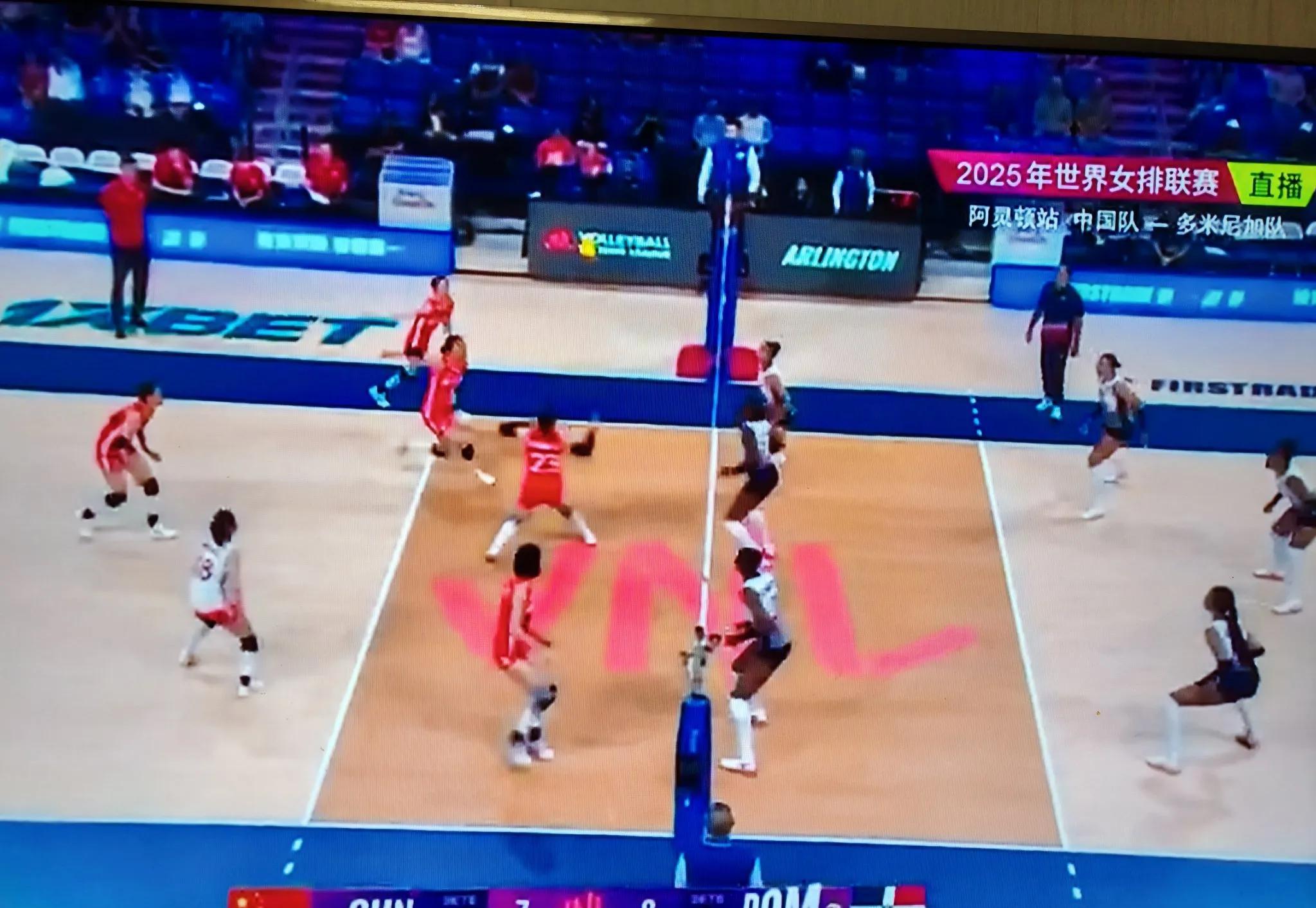 中国女排对阵多米尼加，首局25:22胜出！



世界女排联赛美国站，中国女排与