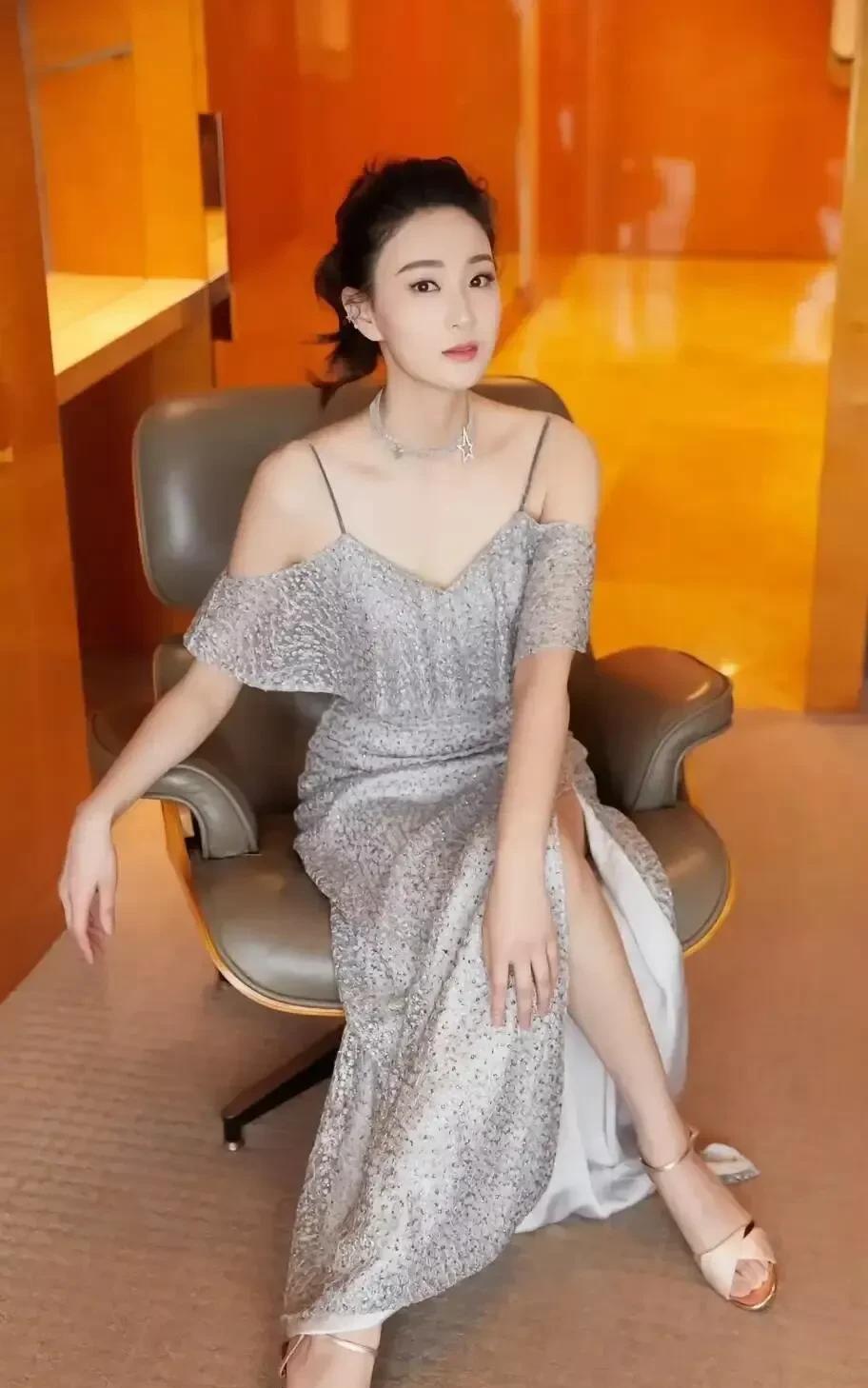 她长相一般，不过这身材挺好的，高挑纤细，怼脸照皮肤白皙，干练又不失女人味。
我觉