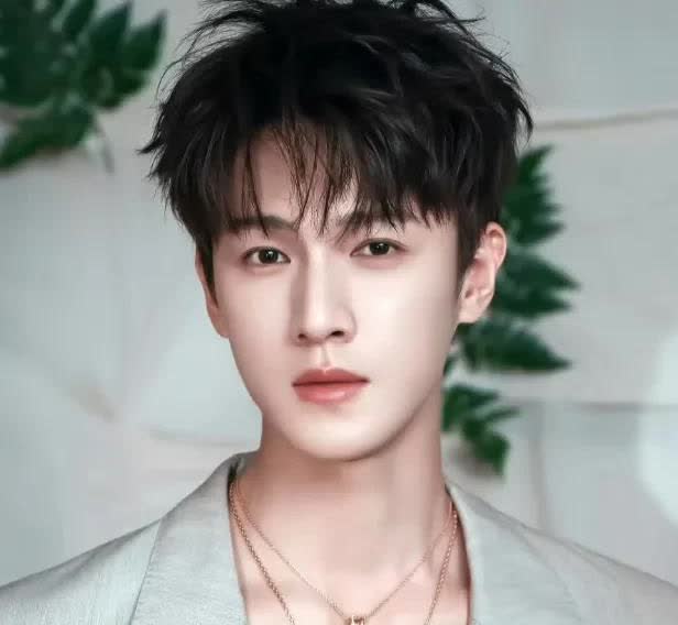 你们发现了没

李昀锐有一个弱点

可能这辈子都没法改变了，那就是他太会
