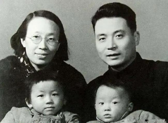1958年，邓稼先对结婚5年的妻子说：“我要走了。”妻子问：“去哪儿？”邓稼先说