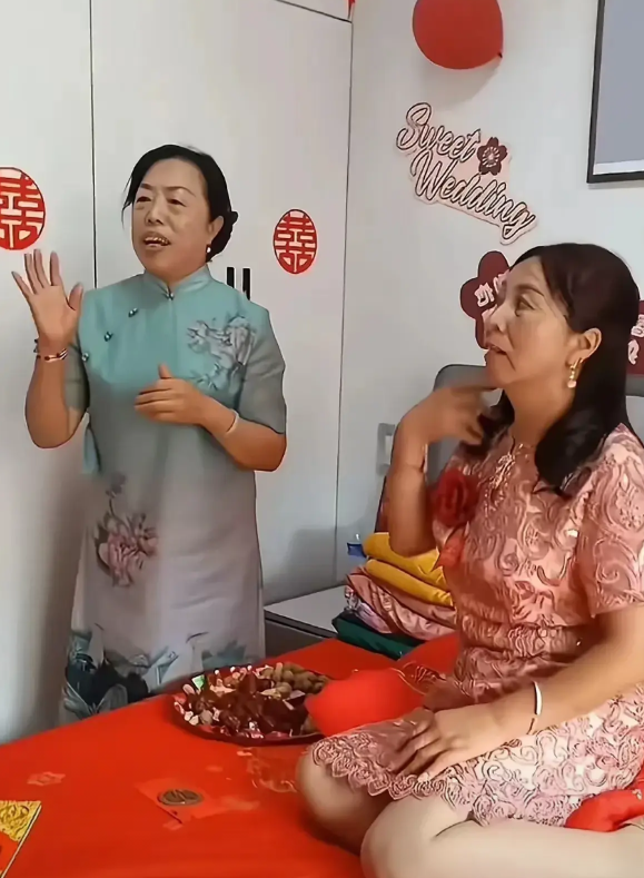 河南南阳有个 32 岁男子，因家境贫寒一直娶不上亲。后来经媒婆牵线，认识了 45