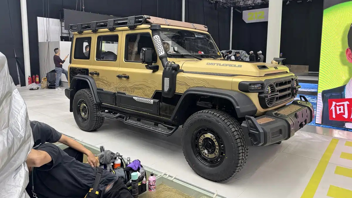 全新212 T01 高地版到达广州车展展馆，装备就是齐全