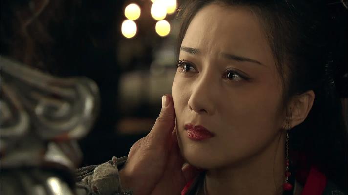 李依晓饰演的虞姬，眼中自带一种独特的悲悯感，这是其他演员所没有的。她风情万种，妩