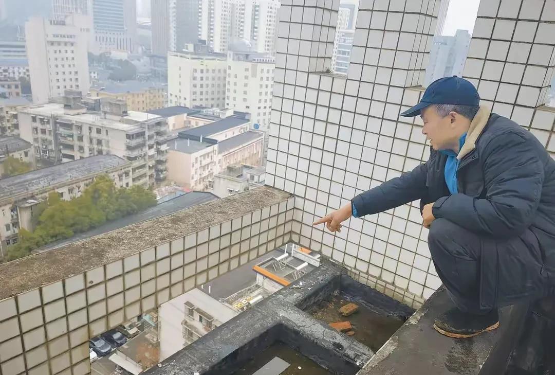 罗某宇坠楼事件：尊重官方结论，理性看待悲剧。
湖南发布通报，明确中南大学湘雅二医