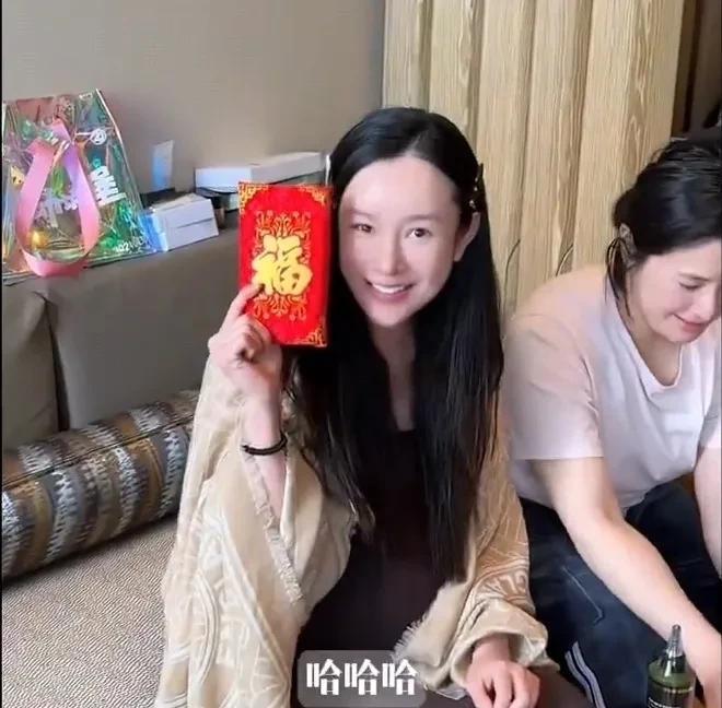 张檬的婆婆和小姑姐从韩国来到香港，陪她待产。
张檬的婆婆出手真是大方。孩子还在妈