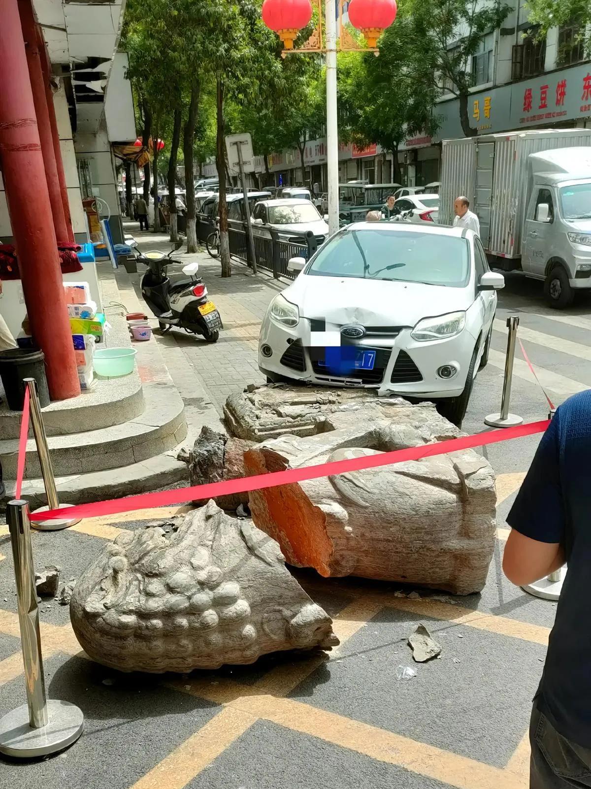 2025年4月30日上午，河南洛阳新安县实验初中门口一尊大石狮子被车撞得“身首分