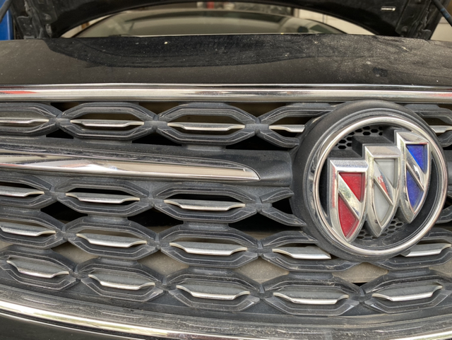 君威汽车问题
不懂就问，君威车头格栅里面的那块胶，好像是可以活动的，是有什么用的