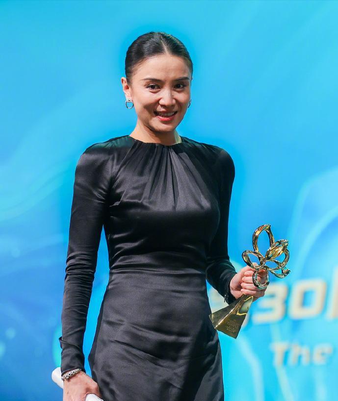 宋佳获白玉兰视后的三个小动作
太令我意外了
第一：大喘气
她在拿到奖后，挪步到话