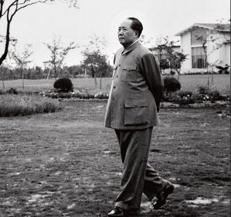 1949年，毛主席率领中央机关进入北平后，因为北平还不是很安全，就暂时先住在香山