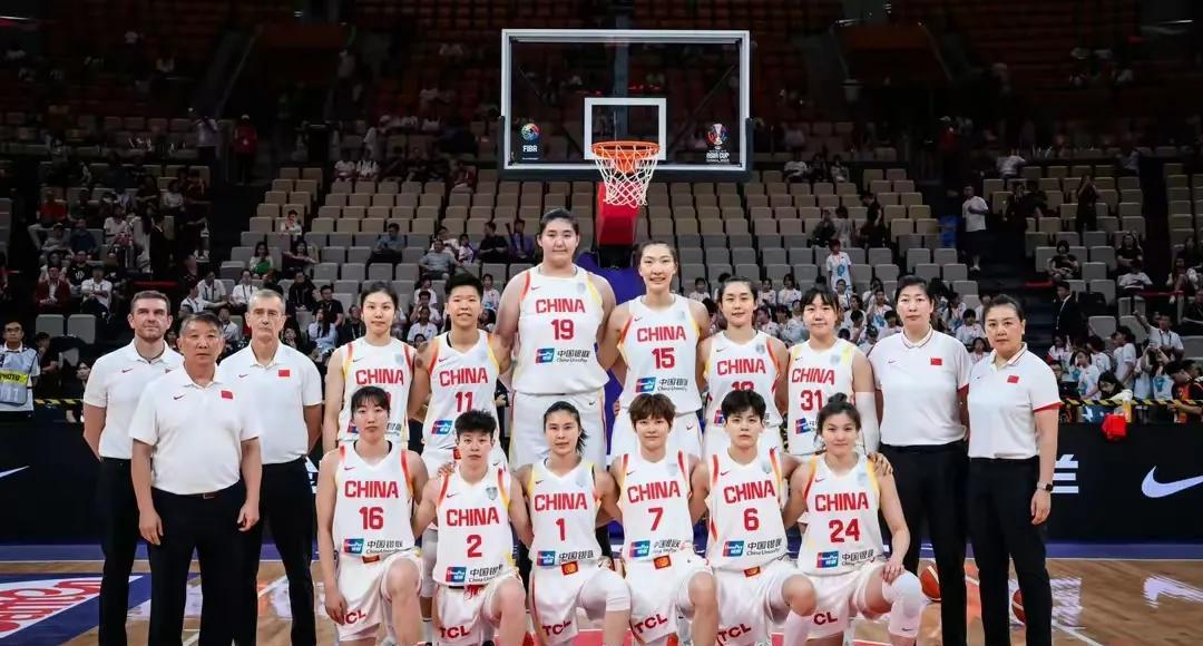 女篮亚洲杯失利暴露几点问题
①外线防守漏洞明显
②张子宇的内线高举高打没有贯彻始