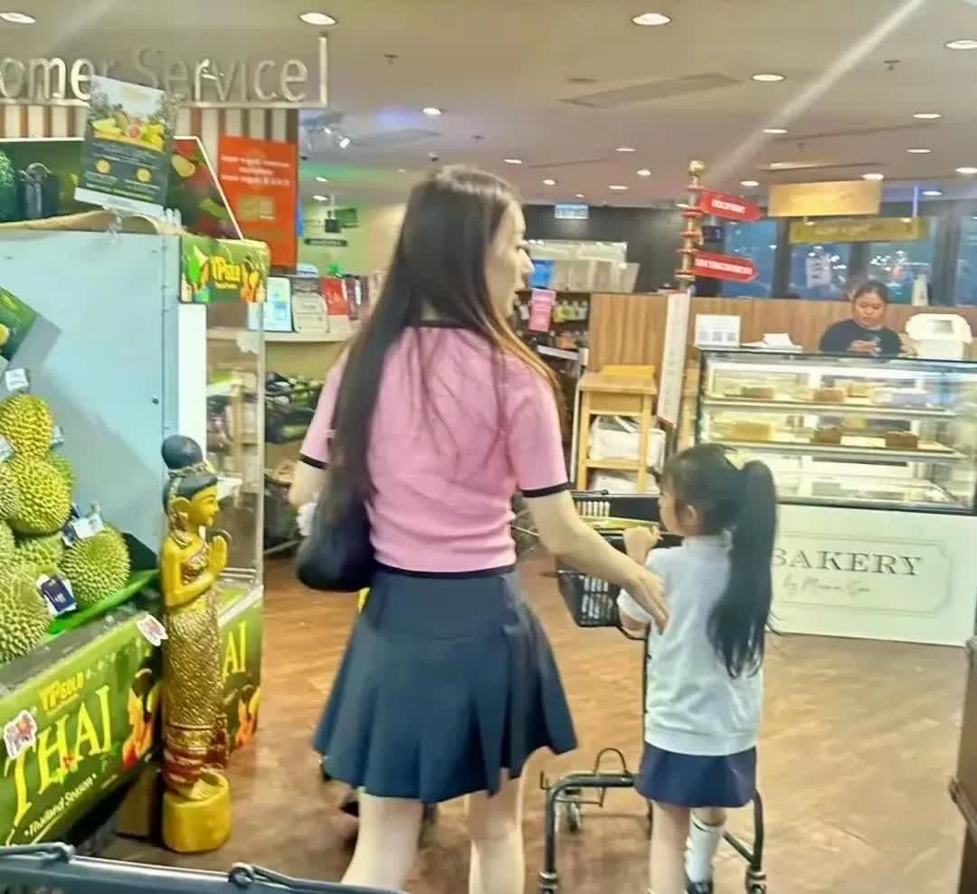 方媛怀三胎后穿短裙厚底鞋带女儿逛超市，她的背影看起来和少女一样，她身高不高，但是