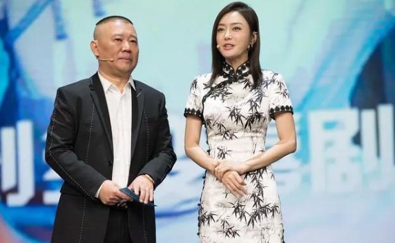 有一次，秦岚在台上非常严肃的说:“郭老师，我给你磕个头，拜你为师，或者作为干爹也