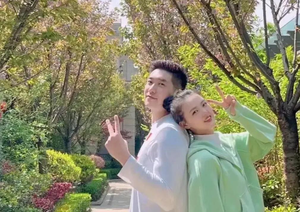 两人从恋爱到结婚一直低调甜蜜，吴冠希曾浪漫求婚，张常宁也在伤病期间得到丈夫的支持