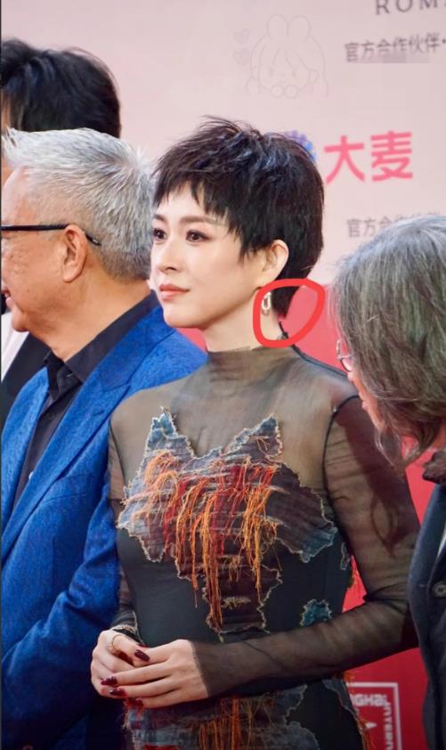 我表妹亲眼见过章子怡，
她说了一个大实话。
说章子怡根本不是电视上看到的那样!这