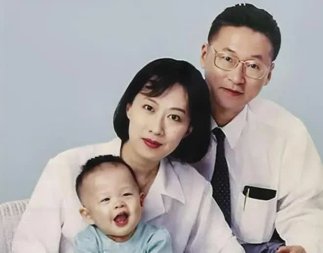 1992年，李敖与妻子王小屯、儿子李勘的全家福，充满温馨和幸福
李敖妻子有多美